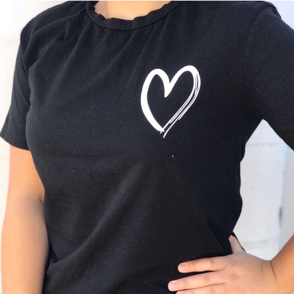Heart black tee